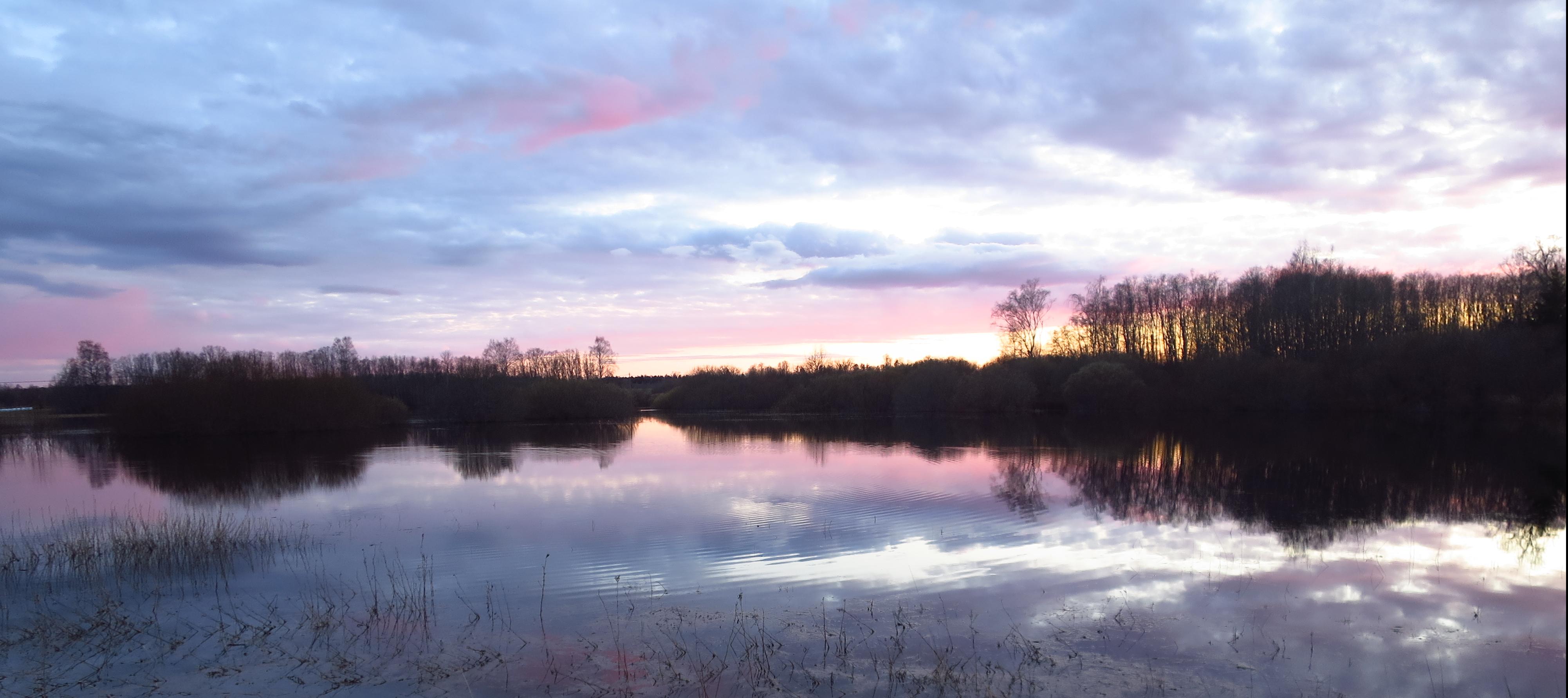 Jalgsema karstijärvik õhtuvalguses